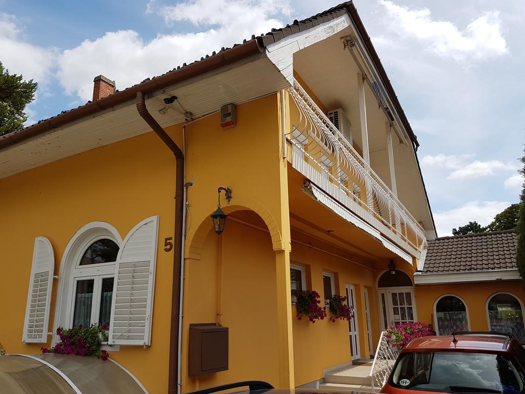Ilona Vendeghaz Hotel Siofok Ngoại thất bức ảnh